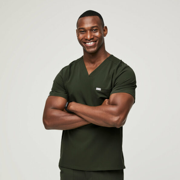 Men-Chisec-Pocket-Scrub-Top_darkmoss1_960x960